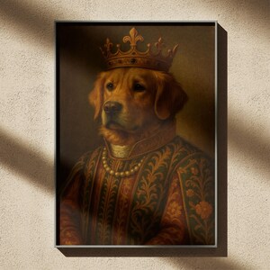 Puede incluir: Retrato enmarcado de un perro Golden Retriever vestido con atuendo real. El perro lleva una corona de oro y un collar de perlas, y est&aacute; vestido con una t&uacute;nica estampada en rojo y verde. La obra de arte tiene un estilo vintage y cl&aacute;sico.