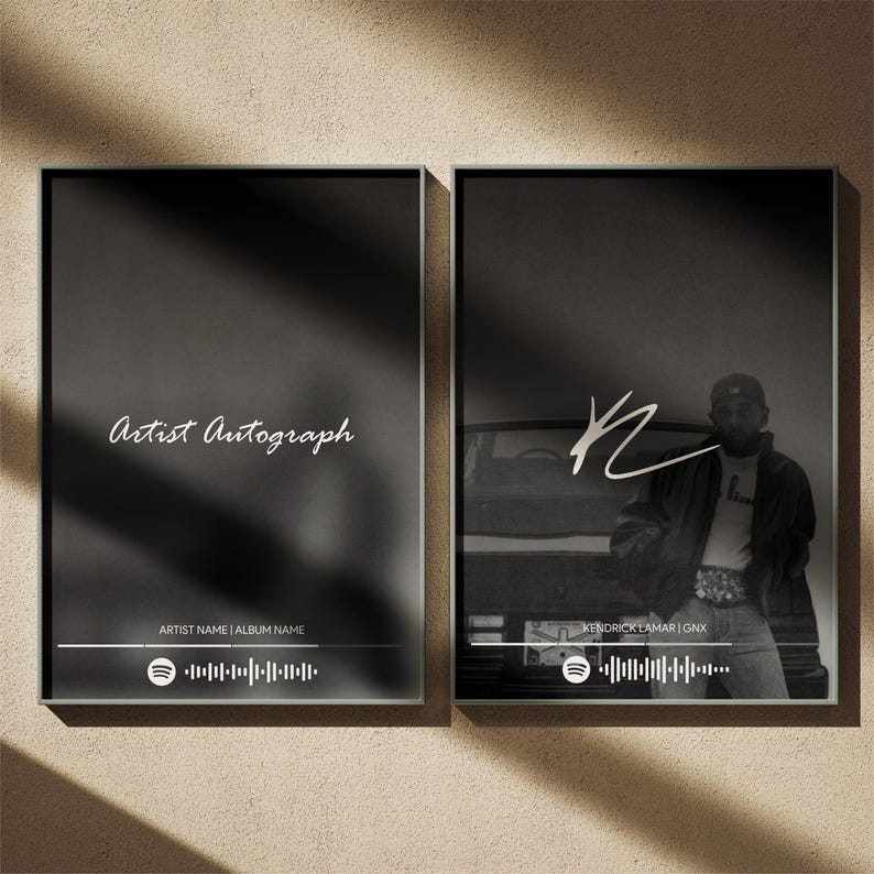 Puede incluir: Dos impresiones art&iacute;sticas en blanco y negro enmarcadas. Una impresi&oacute;n presenta el texto "Artist Autograph" y un c&oacute;digo de Spotify. La otra impresi&oacute;n muestra a una persona frente a un coche, con una firma y un c&oacute;digo de Spotify. El artista es Kendrick Lamar.