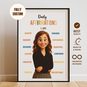 Pu&ograve; includere: Una stampa incorniciata con le parole "Daily Affirmations" e "I AM:" sopra un'illustrazione di un cartone animato di una persona sorridente. Le affermazioni includono "Favorito", "Empowered" e "Beautiful".