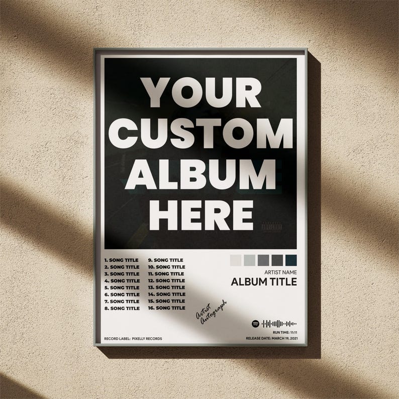Puede incluir: Un p&oacute;ster enmarcado con un dise&ntilde;o en blanco y negro. El p&oacute;ster presenta el texto "YOUR CUSTOM ALBUM HERE" en letras blancas grandes. Debajo, hay espacios para los t&iacute;tulos de las canciones, el nombre del artista y el t&iacute;tulo del &aacute;lbum. Incluye un c&oacute;digo QR y el texto "Artist Autograph."