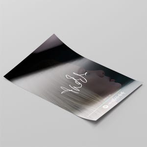 Puede incluir: Un p&oacute;ster con el perfil de una persona con cabello largo y claro. La palabra "Jacob" est&aacute; escrita en cursiva. Un c&oacute;digo de Spotify y el texto "ADRIEL:30" son visibles en la esquina inferior derecha. El p&oacute;ster tiene un fondo degradado.