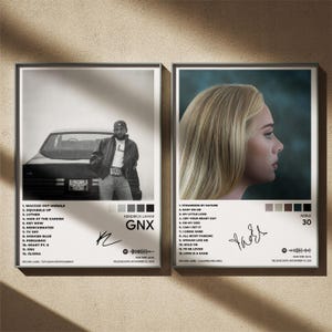 Puede incluir: Dos impresiones art&iacute;sticas enmarcadas con portadas de &aacute;lbumes. Una impresi&oacute;n muestra a Kendrick Lamar, la otra a Adele. Ambas impresiones incluyen listas de canciones, nombres de artistas y firmas, con una paleta de colores neutros.