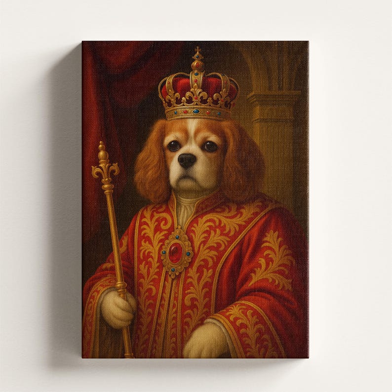 Puede incluir: Impresi&oacute;n en lienzo que presenta un perro Cavalier King Charles Spaniel vestido con atuendo real. El perro lleva una corona de oro y sostiene un cetro. El perro viste una t&uacute;nica roja con bordados dorados y una gran joya roja.