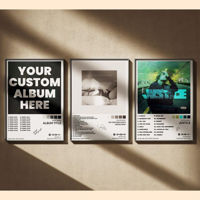 Puede incluir: Tres impresiones enmarcadas de arte de &aacute;lbum. La impresi&oacute;n de la izquierda dice "YOUR CUSTOM ALBUM HERE". La impresi&oacute;n del medio es una foto en blanco y negro con el texto "THE TORTURED POETS DEPARTMENT". La impresi&oacute;n de la derecha dice "JUSTICE".