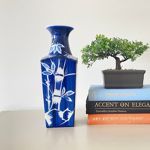 Vintage Kobaltblaue japanische Porzellanvase mit Bambusdesign, hergestellt in Japan 1980er Jahre