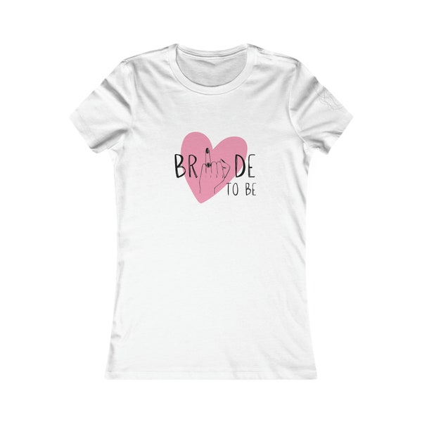 Maman fière, chemise ajustée personnalisée Mommy University avec années de naissance, parfaite pour les mamans soucieuses de leur style, cadeau de la fête des mères