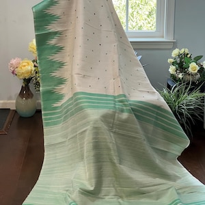 Sari de seda e juta Gadwal em tear manual: blusa branca e verde-marinha, costurada