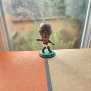Retro Sol Campbell Keyring, Arsenal 2005 centenary edition Home Kit