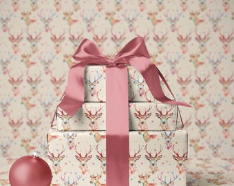 Papier cadeau de Noël fantaisie à l'aquarelle pastel avec rennes - Papier cadeau rose pour les fêtes, bois de cerf, esthétique rose, hiver