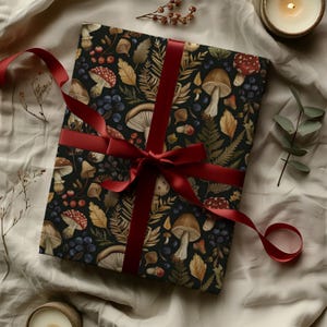 Hojas de papel para envolver regalos con temática de cabañas de bosque oscuro: estética melancólica, hongos, papel de regalo de cumpleaños moderno, Navidad con temática de bosque, festividades imagen 5