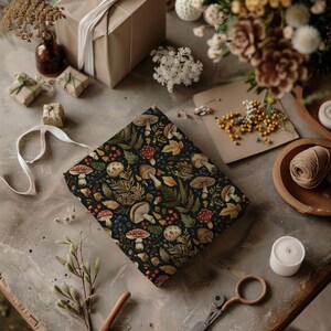 Hojas de papel para envolver regalos con temática de cabañas de bosque oscuro: estética melancólica, hongos, papel de regalo de cumpleaños moderno, Navidad con temática de bosque, festividades imagen 3