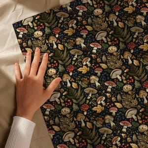 Hojas de papel para envolver regalos con temática de cabañas de bosque oscuro: estética melancólica, hongos, papel de regalo de cumpleaños moderno, Navidad con temática de bosque, festividades imagen 7