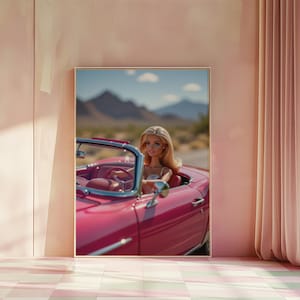 Stampa artistica verticale opaca convertibile con bambola Babe in rosa - Arte murale massimalista, arredamento moderno per la casa, dormitorio, estetica nera, inaugurazione della casa
