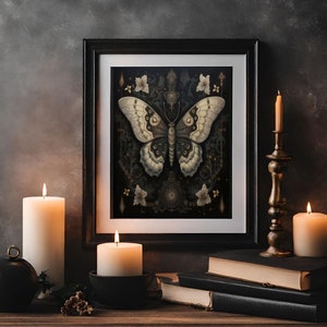 Puede incluir: Una impresi&oacute;n enmarcada de una mariposa en blanco y negro con detalles intrincados, sobre un fondo oscuro con acentos florales. La impresi&oacute;n se muestra en un estante de madera con velas y libros.