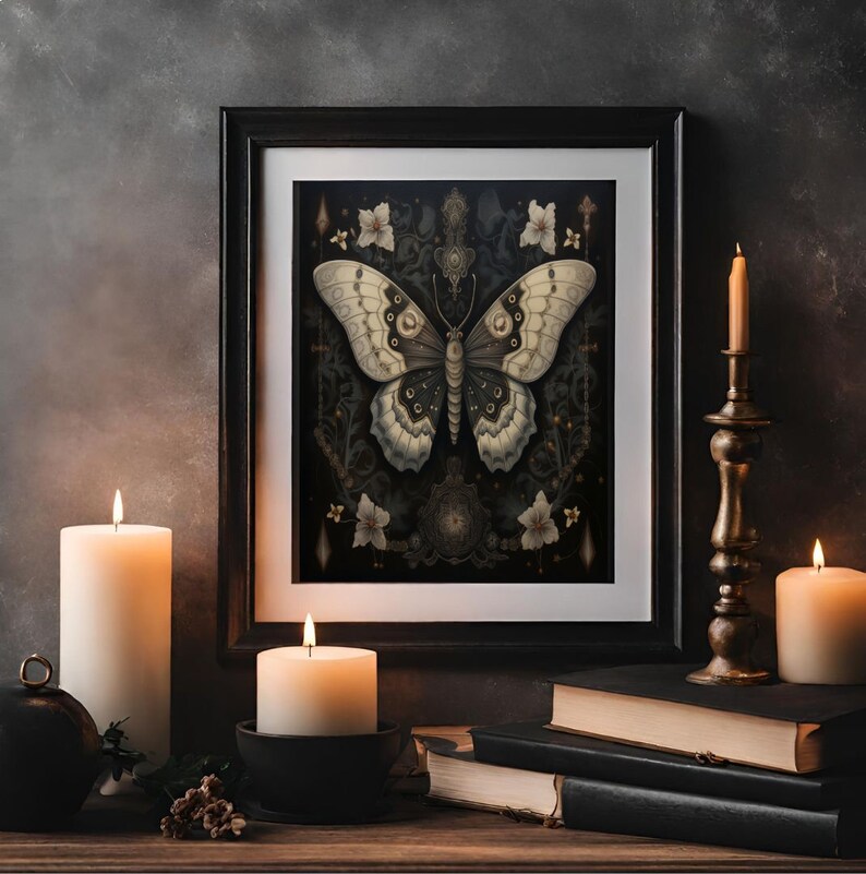 Puede incluir: Una impresi&oacute;n enmarcada de una mariposa en blanco y negro con detalles intrincados, sobre un fondo oscuro con acentos florales. La impresi&oacute;n se muestra en un estante de madera con velas y libros.