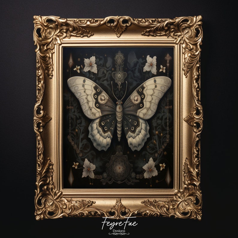Puede incluir: Una ilustraci&oacute;n enmarcada de una mariposa en blanco y negro con detalles intrincados. La mariposa est&aacute; rodeada de elementos florales y un fondo oscuro. El marco es dorado con detalles ornamentados. El texto "Feyre Tae Designs" est&aacute; en la parte inferior del marco.