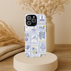 Coque de portable carte postale côtière italienne - Sardines de la Méditerranée, citrons, homard et icônes nautiques - iPhone Samsung Pixel de voyage rétro estival