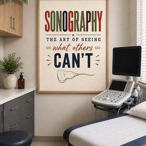 Peut inclure: Une affiche murale encadrée avec le texte SONOGRAPHY THE ART OF SEEING what others CAN'T en rouge, bleu et vert, accompagnée d'un dessin au trait d'une sonde à ultrasons sur un fond crème clair.