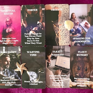 Può includere: Un set di carte dei tarocchi con varie immagini e testo. Le carte includono "Spiritual Hater", "Forcer", "Creepin", "Fishing for Comments", "Boss Daddy", "Wasting Time", "Fake?? Accounts" e "Clout Hungry".