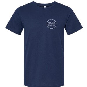 Könnte beinhalten: Ein marineblaues T-Shirt mit einem weißen Kreis auf der Vorderseite, auf dem "COOL STUFF SLICK STUFF NEAT STUFF" steht.