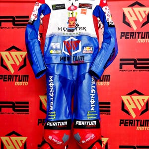 Peritum Moto | Combinaison de course professionnelle en cuir personnalisée Monster Energy - Prête pour la piste et faite sur mesure pour vous