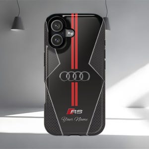 Könnte beinhalten: Schwarze Handyhülle mit roten vertikalen Streifen und dem Audi-Logo. Die Hülle hat ein Wabenmuster an den Seiten und den Text "RS" und "Your Name" unten. Entworfen für ein Telefon mit Dual-Objektiv-Kamera.