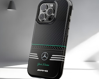 Puede incluir: Funda de teléfono negra y de fibra de carbono con el logotipo de Mercedes-Benz y el texto "Your Name". La funda tiene una franja verde y el logotipo de AMG.