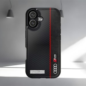 Könnte beinhalten: Schwarze Handyhülle mit Karbonfaser-Design und rotem vertikalen Streifen. Mit dem Audi RS-Logo und einem kleinen rechteckigen Bereich mit dem Text "Your Name".