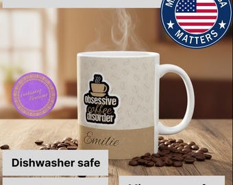 Op de afbeelding: Witte keramische koffiemok met de tekst "obsessive coffee disorder" en een koffiekopje. De mok heeft een bruine basis en is omringd door koffiebonen. De mok is aan beide zijden bedrukt en is magnetron- en vaatwasmachinebestendig.