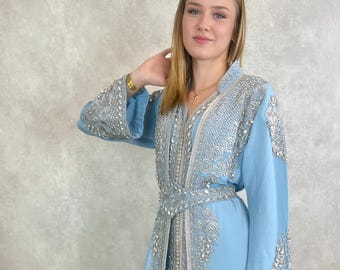 Hellblau Marokkanischer Kaftan mit Silberner Stickerei, 2-teilig mit Gürtel, Elegantes Hochzeitskleid, Luxus Takchita Classica