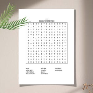 Può includere: Un foglio bianco con un gioco di ricerca di parole a tema api. Il puzzle contiene una griglia di lettere con parole relative alle api nascoste. Sotto il puzzle ci sono le parole: alveare, ape, favo, kelley honey, nettare, polline, regina, api esploratrici, sciamatura e ape operaia.
