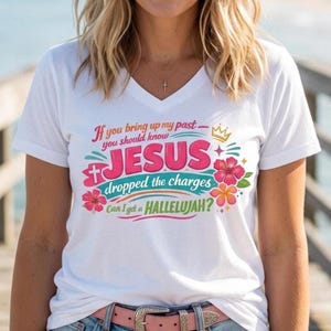 Camiseta cristiana con cuello en V para mujer, diseño de camiseta de fe con estampado floral y mensaje de Aleluya, ropa informal para la iglesia, ropa religiosa inspirada en Jesús. imagen 7