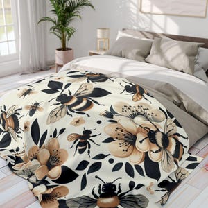 Bumble Bee Fleece Blanket: Soft Floral Green Throw, Cozy Home Decor