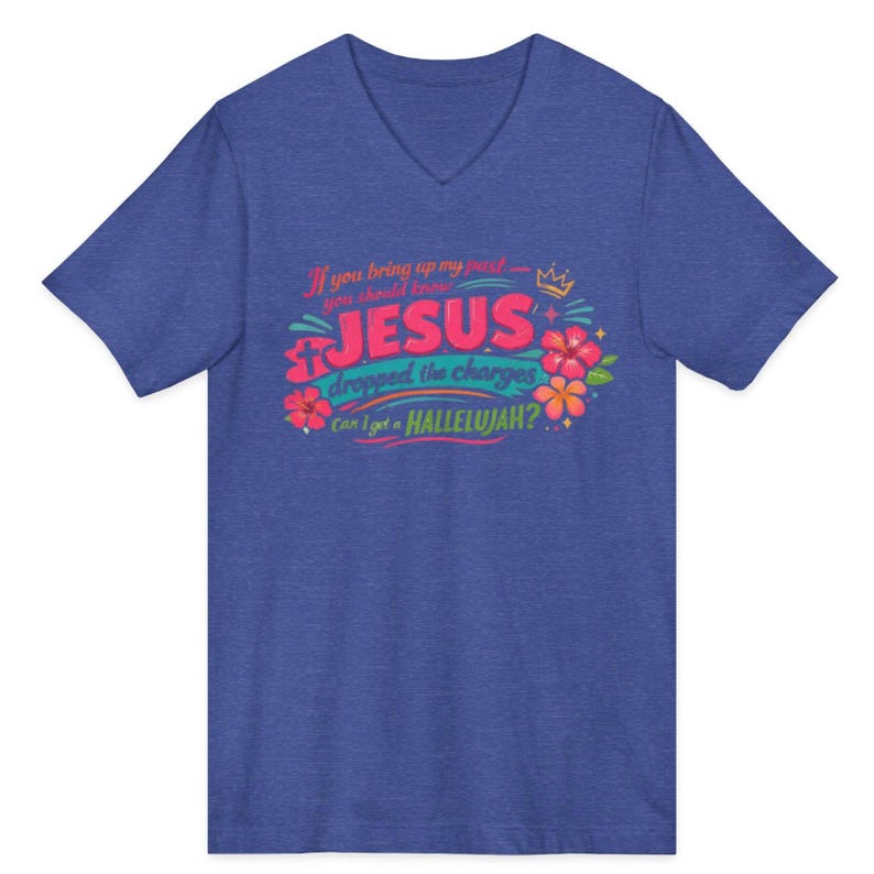 Puede incluir: Una camiseta azul con cuello en V que presenta un estampado gr&aacute;fico con el texto: If you bring up my past you should know JESUS dropped the charges Can I get a HALLELUJAH? El dise&ntilde;o incluye una peque&ntilde;a corona, una cruz y flores de hibisco.