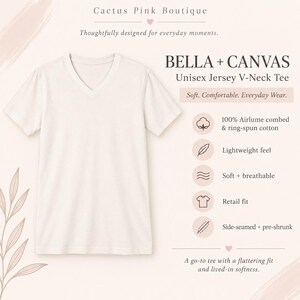 Puede incluir: Una camiseta de manga corta con cuello en V de color blanco roto. El texto en la imagen incluye Cactus Pink Boutique, BELLA + CANVAS Unisex Jersey V-Neck Tee, 100% Airlume combed & ring-spun cotton, Lightweight feel, Soft + breathable, Retail fit y Side-seamed + pre-shrunk.