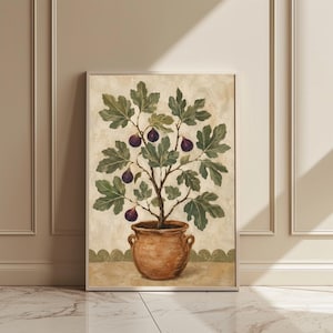 Può includere: Una stampa artistica rettangolare da parete raffigurante un dipinto di un fico con fichi viola scuro e foglie verdi piantato in un vaso di terracotta. Lo sfondo è beige neutro con un dettaglio a bordo smerlato nella parte inferiore.