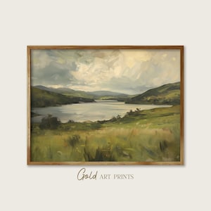 Puede incluir: Una pintura de un paisaje con un lago en primer plano y colinas en el fondo. El cielo está nublado y el agua está tranquila. La pintura está enmarcada en un marco de madera.