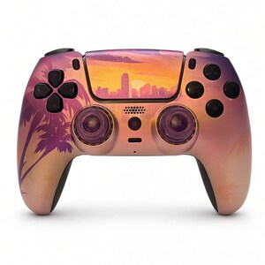 Peut inclure: Une manette de jeu vidéo sans fil arborant un motif de coucher de soleil avec la silhouette d'une ligne d'horizon urbaine, des contours de palmiers et un dégradé de tons orange, rose et violet. Elle possède des boutons, joysticks et gâchettes noirs.
