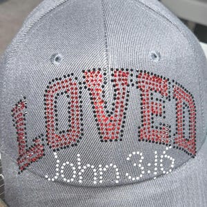 SS10-bundel met strass-hoedsjabloon - GEWELDIG - John 3:16. Deze sjabloon wordt geleverd met het SVG-snijbestand en is perfect voor hoeden! (2 maten)