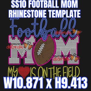Pode incluir: Um design gráfico preto com o texto "SS10 FOOTBALL MOM RHINESTONE TEMPLATE". O design inclui a palavra "Football" em azul, a palavra "MOM" em branco, uma bola de futebol castanha e borboletas. O texto "MY HEART IS ON THE FIELD" também está incluído.
