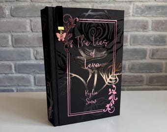 Las mentiras de Lena de Kylie Snow ~ Bordes pintados de rosa ~ Marcapáginas incluido ~ Libro reencuadernado, tapa dura ~ Hecho a mano, diseño original