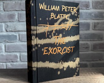 ESPECIAL ESPELUZNANTE ~ El Exorcista de William Peter Blatty ~ Libro reencuadernado, tapa dura ~ Hecho a mano, diseño original ~ Libro de terror de Halloween