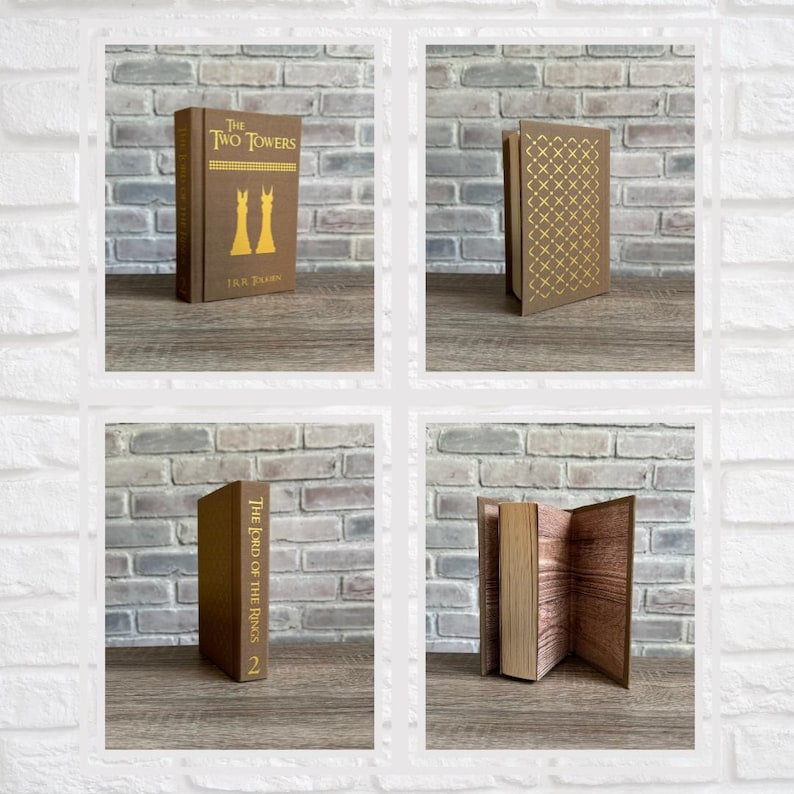 Puede incluir: Cuatro vistas diferentes de una portada de libro para el libro dos de "El Se&ntilde;or de los Anillos". El libro es marr&oacute;n con letras doradas y un dise&ntilde;o dorado en el lomo. El libro se muestra de pie sobre una superficie de madera.