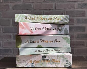 Colección de 5 libros "Una corte de rosas y espinas" de Sarah J. Maas. Libros de tapa dura reencuadernados. Diseño original hecho a mano.