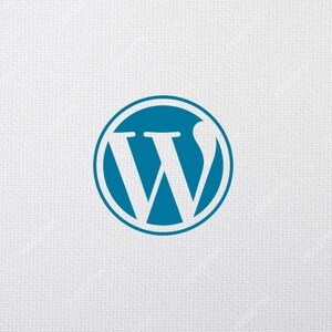 Puede incluir: Un c&iacute;rculo azul con una "W" blanca en su interior, que representa el logotipo de WordPress.