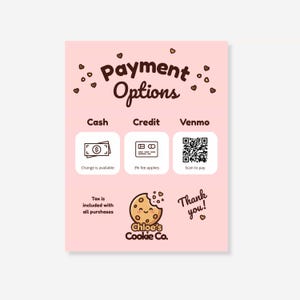 Könnte beinhalten: Ein hellrosa Schild mit Zahlungsoptionen für Chloe's Cookie Co. mit braunem Text, Herzsymbolen und drei weißen Quadraten mit Symbolen für Bargeld, Kreditkarte und einen Venmo-QR-Code. Das Schild enthält den Hinweis, dass Steuern enthalten sind.