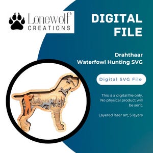 Può includere: Un file SVG di arte laser a strati con una silhouette di cane Drahthaar con una scena di caccia agli uccelli acquatici. Il design include un cane, anatre e un cacciatore. È presente anche il testo "DIGITAL FILE" e "Digital SVG File".