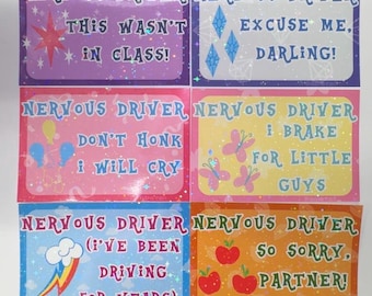 Puede incluir: Seis pegatinas rectangulares con acabado holográfico, cada una con el texto NERVOUS DRIVER y frases únicas como THIS WASN'T IN CLASS, EXCUSE ME, DARLING, DON'T HONK I WILL CRY, I BRAKE FOR LITTLE GUYS, I'VE BEEN DRIVING FOR YEARS y SO SORRY, PARTNER.