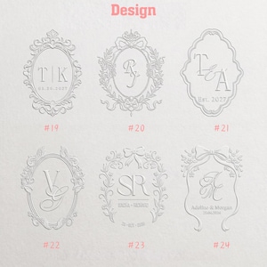 Könnte beinhalten: Sechs weiße geprägte Monogramm-Designs, nummeriert von 19 bis 24. Jedes zeigt verzierte Rahmen mit Blumen- oder Schleifendetails, Initialen wie TK, RY, TEA, VG, SR und AM sowie Daten wie 05.20.2027, Est. 2027, 28-OCT-2030 und 25.08.2036.