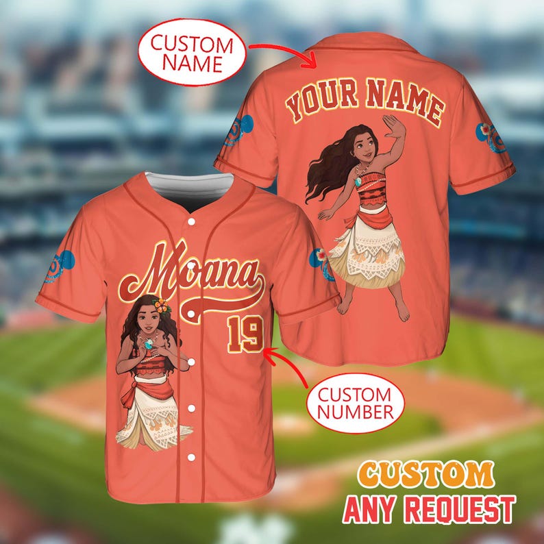 Pu&ograve; includere: Maglia da baseball arancione con un'illustrazione a cartoni animati di Moana. La parte anteriore mostra "Moana" e il numero "19". Il retro mostra una grafica pi&ugrave; grande di Moana e il testo "YOUR NAME". La maglia &egrave; personalizzabile con un nome e un numero personalizzati.
